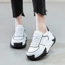 Casual Shoes Krasovki 6cm 2024 Syntetisk ko äkta läderkvinnor Kile andas andas kvinnor med hög varumärke Chunky Sneakers