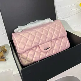 Womens Pearl Iridescent quiltade väskor Klassiska dubbla klaffguld/silvermetall hårdvara matelasse kedja crossbody axelhandväskor för kvinnor rosa vit purse25x17cm