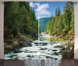 Tende Tende sul fiume Vista panoramica naturale del fiume di montagna con una cascata tra le tende verdi della finestra del soggiorno e della camera da letto