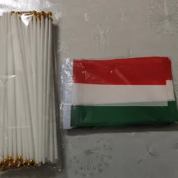 アクセサリーkafnik、50 pcs 14*21cmポールハンディングフラグ付きの小さなハンガリーの手の国旗、送料無料