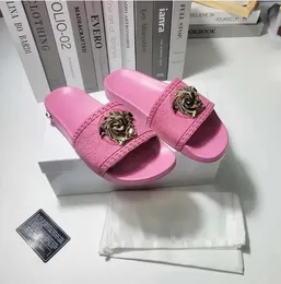 2024 Neue Luxus-Hausschuhe, neue Modeklassiker, Sandale, Freizeitschuh, Pantoletten, Herren- und Damen-Sandaletten, Metall-Logo-Slipper, Sommerplattform, flache Rutsche, 35–46, Designerschuhe