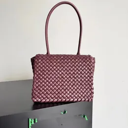 Bolsa Patti com alça superior Bolsa de couro intreccio acolchoada Bolso interno único com zíper Bolsos abertos Bolsas de ombro Fecho de metal Preto Bolsas de grife de luxo Matthieu Blazy