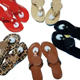 2024 Nya kvinnor skor lackerade ljusa platt flip-flops strandgummi mjuka sulor bär mode tofflor kvinnliga designer sandaler