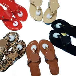 2024 New Women Shoes Lacquered Bright Flat Flip-Flops Beach 고무 소프트 밑창은 패션 슬리퍼 여성 디자이너 샌들