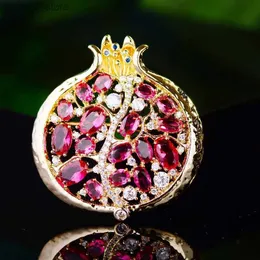 Pins Brooches Light Luxury Cubic Zircon Pomegranate Brooch for Woman Accessories Pins Tren Fruit Pin and Brooch Elegant Clothing Decoration L240323