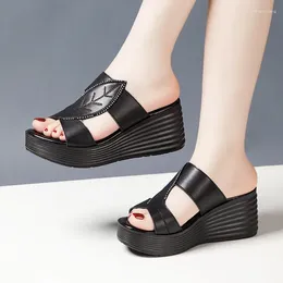 Chinelos 7cm pequeno plus size 33-43 moda couro genuíno grosso cunhas sapatos 2024 folha mulheres saltos altos slides escritório