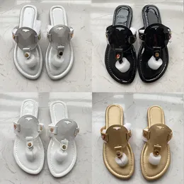 Thong tofflor kvinnor sommarskor svart vit matt patent läder sandaler glida mjuk icke-halkbadrumsplattform hem tofflor med låda