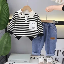 Set di abbigliamento stile coreano 2024 vestiti del ragazzo della primavera del bambino da 1 a 2 anni T-shirt e pantaloni a maniche lunghe a righe casual a fumetti 2 pezzi bambini ragazzi