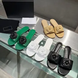 2024 Summer C Kapłaczki Women skórzany pantofierka moda kobiety Camellia Bow Rhinestone Flat Slajdes Słomka Sładka na mule imprezę na plaży Flip-Flops Zapatos Mujer