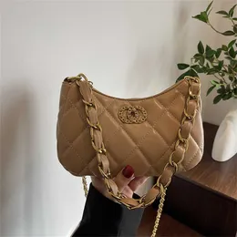 Tasarımcı Çantası 2024 Çantalar Bahar Moda Düz Renk Büyük Kapasiteli Izgara Zinciri Batı Doku Altındaki Koltuklu Tek Omuz Crossbody