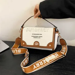 28% rabatt designer väska 2024 handväskor tiktok liten röd bok populär mode mångsidig axel högkvalitativ ljus lyx små offentliga crossbody kvinnor