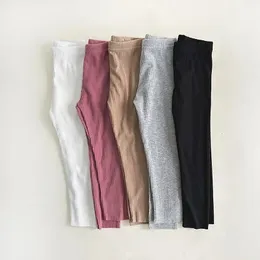 Pantaloni fondo primavera per bambini Leggings solidi autunnali in cotone per bambini Pantaloni semplici elasticizzati attillati e casual 240323