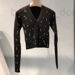Zweiteiliges Kleid der Designermarke Miu Miao, langärmelige Strickjacke mit V-Ausschnitt, vielseitiger schwarzer Schlankheits-Frühlingsneuer kurzer Pullover für Damen mit Perlen und Diamanten, 0LI1