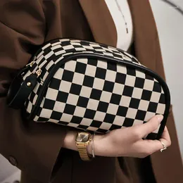 Kosmetiska väskor Checkerboard Makeup Bag for Women Portable High Quality Luxury Cosmetics Storage Travel Stor kapacitet Toalett 2024