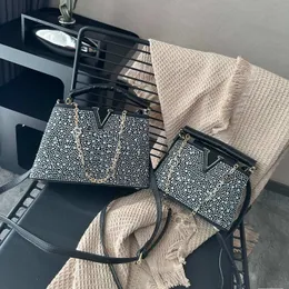 Bolsa feminina sacola designer bolsa de ombro luxo bonito couro senhora sinal triângulo carregando sacos de maquiagem pequenos e médios para o banquete de alta qualidade