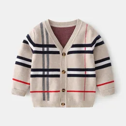 Maglione lavorato a maglia scozzese da bambino Maglione lavorato a maglia a maniche lunghe con risvolto rimovibile per bambini Designer Preppy Style Cardigan a reticolo per bambini A4237