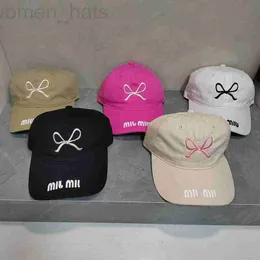 Ball Caps Tasarımcı Yeni Bow Beyzbol Şapkası Yumuşak Üst Moda ve Modaya Dönüş Dil M Aile Kadın İnternet Kutlaması Aynı Stil Güneşlik Parti Q97B