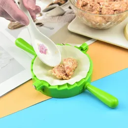 2024 플라스틱 만두 제조업체 곰팡이 핸드 핸드 반죽 프레스 만두 클립 DIY RAVIOLI PIE MANDM MAKER 부엌 페이스트리 도구 요리 액세서리