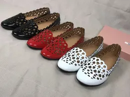 Luksusowe designerskie damskie buty buty skórzane buty wentylowane buty z perforacjami butów na pokładzie Womans Rede Oryginalne skóry czarne mieszkanie buty z pudełkiem rozmiar 35-40