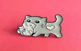 Gato dos desenhos animados mãe carregando bebê gato esmalte pinos bonito broches para o amor coração animal esmalte pino jóias presente para o miúdo acessórios 1396515