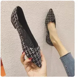 Buty swobodne kobiety Flats 2024 Elegancki styl spiczasty palca dama płaska pięta poślizg na mokasynach plus mały rozmiar 33 34 43 44 45 czarny