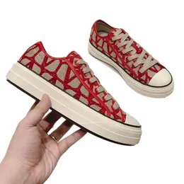 2024 Haftowane czerwone modne klasyczne trampki damskie buty tkaniny płaskie trampki platforma spacerowana na płótnie buty