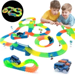 Magical Glowing Track Racing Cars med färgade lampor DIY -montering Flexibla Bend Rail Car Toys för barn 240313