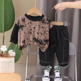 Set di abbigliamento 2024 Primavera Per bambini Moda casual Striscia verticale Halo Tintura O-Collo Manica lunga T-shirt e pantaloni Completo per ragazze dei ragazzi