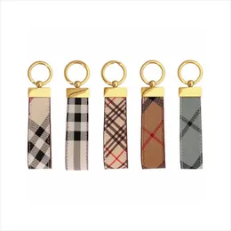 High Quality Keychain Classic Exquisite Luxury Designer Car Keyring Zinc Alloy Letter Unisex Lanyard Gold Black Metal Small Jewelry Love and box