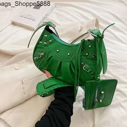 المصنع المباشر المتجر حقيبة يد مجانية للنساء جديد 2024 أزياء الكوري برشام مخصصة حقيبة إبطية Instagram