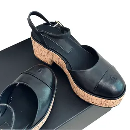 Sandálias femininas de salto plataforma grosso de 7 cm, designer de couro de cordeiro, slides de grão de madeira, fivela ajustável, mules, textura acolchoada, estilingue, sapato casual, sola de borracha