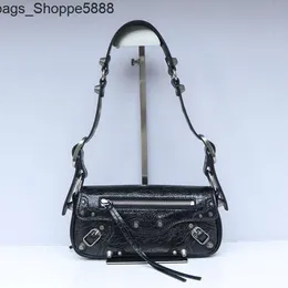 مصنع مباشر 2024 مهرجان الربيع Le Cagole Bag Potorcycle Bag Womens Light Luxury الثقيلة الصناعة برشام من جلد الكتف المفرد الإبط