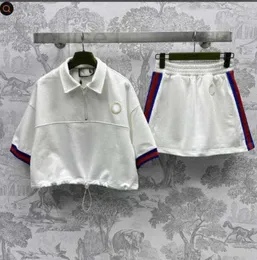 Zweiteiliges Kleid der Designermarke 24. Zweiteiliges Damenkleid, T-Shirt, kurzer Ausschnitt, Kapuzenpullover gepaart mit Minirock, Set mit Retro-Patchwork