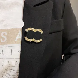 Mit Diamanten vergoldete Brosche von Designer'S Boutique, die speziell für stilvolle Mädchen entworfen wurde. Neue, hochwertige Brosche für die Geburtstagsfeier des Frühlings