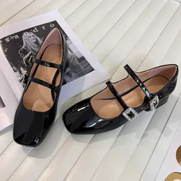 Luxury Woman Designer Dress Shoes Square Toes Chunky Heel Sandal Patent Leather High Heels 4,5 och 8 cm Rhinestone Ankle Justerbar dubbelspänne Designer Black Shoes