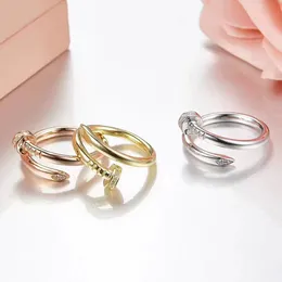 Rings Love Womens Band Gioielli ad anello di titanio in acciaio singolo chiodo europeo e americano Street casual Regali di Natale Accessori per donne Anelli