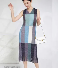 Issey Summer Elegance High end Womens Knitted Dress V-neck Sleeveless Contrast Color Pleated Skirt