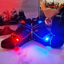 Marki projektantki LED Buty sportowe olśniewające fajne mężczyźni kobiety wysokie laszone trampki LED Luksusowe luksusowe męskie buty Luminous skórzane gumowe gumowe buto