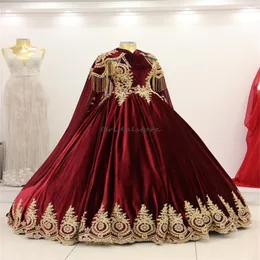Luxury Green Red Muslimah Wedding Dress Turkish Islamic High Neck Muslim Brud Gowns Pärlade guldapplikationer Arabian Dubai Gothic Bride Dress Medieval Pakistani