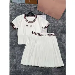 Conjunto de camiseta de designer verão manga curta top colheita saia plissada conjunto de duas peças contraste cor impressão magro ajuste topo