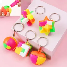Party Favor 10st Magic Puzzle Colored Montering Ball Keychain Toy Adult Kids Birthday Favors Treat Gästgåva Goodie Giveaway Filler