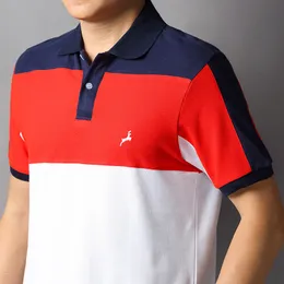 Trabalho do designer com originalidade, camisa polo de algodão puro com gola virada para baixo, novo estilo de verão com padrão de bordado exclusivo mostra estilo e charme masculino