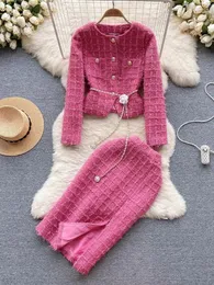 Рабочие платья Осенне-зимняя мода розово-красного шерстяного комплекта из двух предметов для женщин Золотая пуговица-цепочка с поясом Твидовая короткая куртка Пальто Сплит-юбка-миди