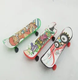 Barn finger skateboard leksaker nyhet hiphop tryck leksaker 626 cm finger skatekort skicka på slumpmässiga tekniska däck skateboards2993289