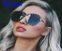 Ladies039 Metal Rivet Pilot Sunglasses Luxury vintage feminino feminino designer de marca Men tons tingidos Óculos de verão15778780