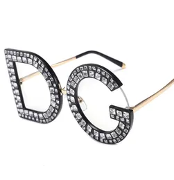 2021 Yaz Trendi Mektubu Güneş Gözlüğü Kadın Büyük Boy Gözlükleri Kadın Lüks Marka Taklit Elmas Metal Çerçeve Gözlükler Flash2540980