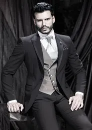 남자 정장 Slim Fit Peak Lapel Groom Tuxedos Black Wedding Suits Men 2015 Groomsmen Suit 한 버튼 남성 3 개 슈트 alketpantpantpant3242087