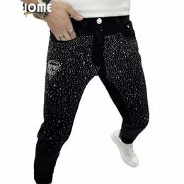 Jeans neri da uomo di lusso Rhineste Design Nuovo stile Slim Pantaloni a matita maschile Tutti i pantaloni belli popolari di Seass Abbigliamento uomo D2WF #