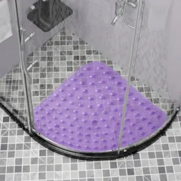 I tappetini migliorano l'arredamento del tuo bagno con il nostro tappetino per doccia a forma di ventaglio da 54 cm: perfetto per l'uso antiscivolo