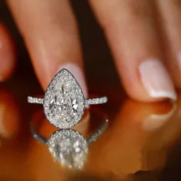 Anelli a fascia Huitan Vendita calda Water Drop Design Anello da donna Micro pavimentato in cristallo Zircone Elegante anello di fidanzamento da sposa J240326